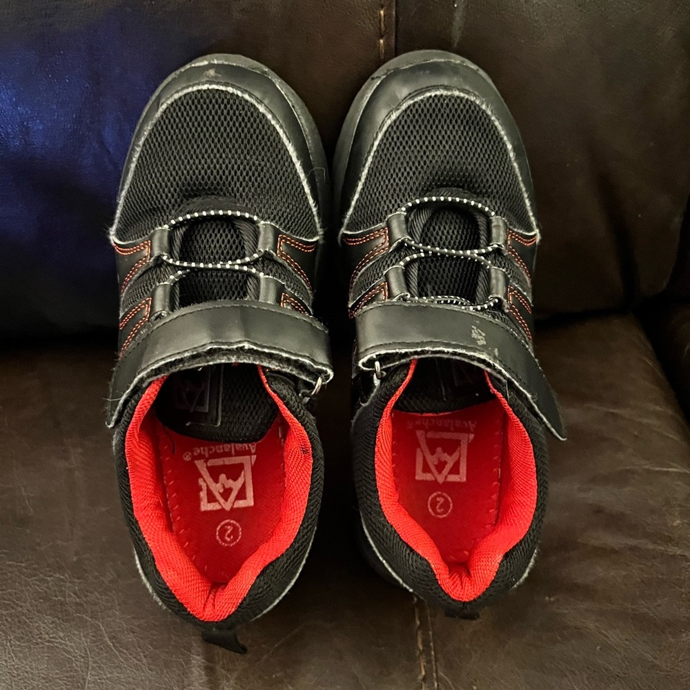 Avalanche size 2 boys shoes